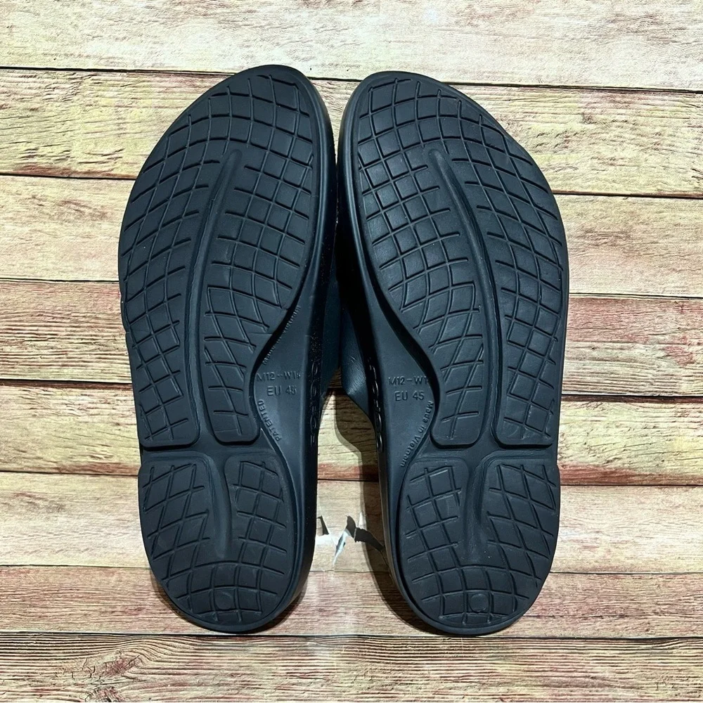 Oofos Ooahh Black Recovery Slide Sandals